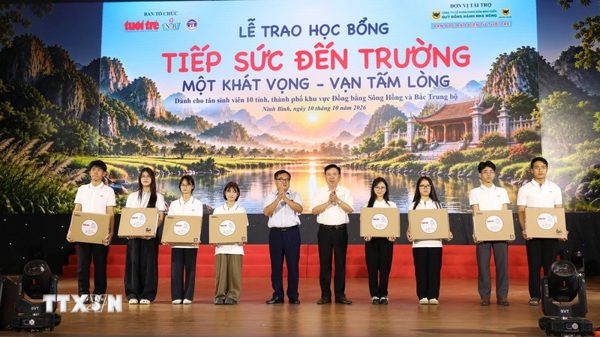 Trao học bổng “Tiếp sức đến trường” cho các tân sinh viên có hoàn cảnh khó khăn