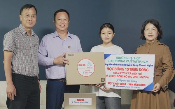 Trao học bổng và laptop cho nữ SV ĐH Giao thông vận tải TP.HCM, con gái người cha khiếm thị