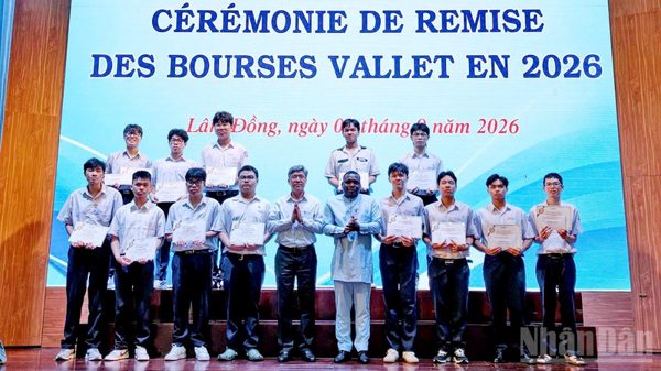 Trao học bổng Vallet tặng học sinh, sinh viên bốn tỉnh Duyên hải Nam Trung Bộ và Tây Nguyên