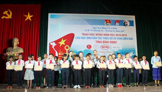 Trao học bổng Vừ A Dính cho học sinh dân tộc thiểu số, biển đảo