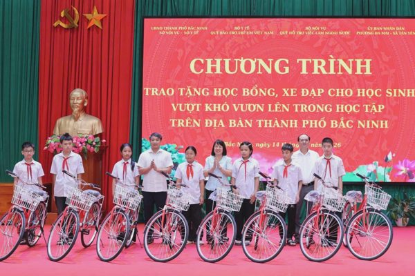 Trao học bổng, xe đạp tặng 80 học sinh khó khăn tại Bắc Ninh