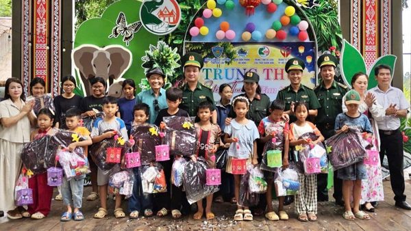 Trao hơn 2.200 suất quà Trung thu cho thiếu nhi vùng biên giới Đắk Lắk