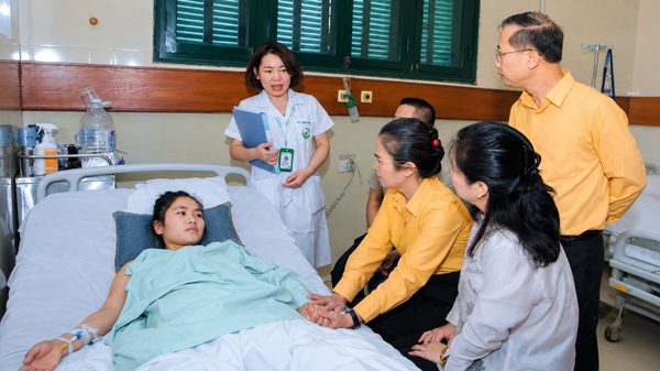 Trao hơn 2 tỷ đồng hỗ trợ cô giáo ở Nghệ An bị tai nạn giao thông khi cứu học sinh khỏi nguy hiểm