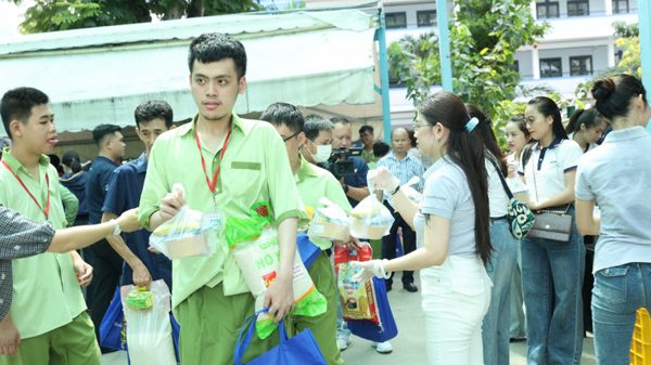 Trao hơn 3 tấn thực phẩm cho các học viên học nghề có hoàn cảnh khó khăn