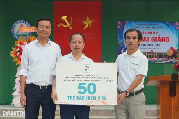 Trao hơn 900 thẻ BHYT đến học sinh khó khăn ở miền Trung - Tây Nguyên