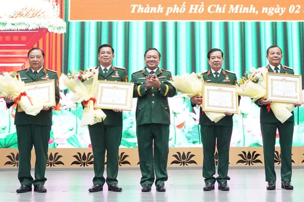 Trao Huy hiệu 35 năm tuổi Đảng ghi nhận những cống hiến của 4 tướng Quân đội