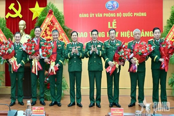 Trao Huy hiệu 35 năm tuổi Đảng tặng 5 Thứ trưởng Bộ Quốc phòng
