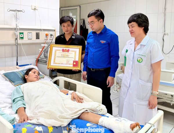 Trao huy hiệu Tuổi trẻ dũng cảm cho cô giáo mất một chân sau khi cứu bé 2 tuổi