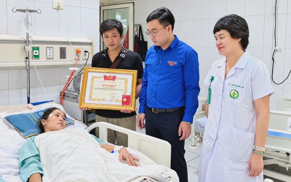 Trao huy hiệu 'Tuổi trẻ dũng cảm' cho cô giáo phải cưa chân vì cứu trò