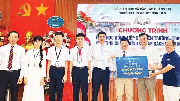 Trao máy tính, dụng cụ học tập tặng học sinh