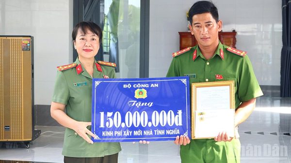 Trao nhà tình nghĩa cho cán bộ chiến sĩ có hoàn cảnh khó khăn