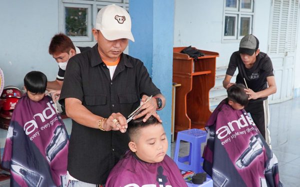 Trao nhiều phần quà, khám bệnh và cắt tóc miễn phí cho học sinh ở ‘vùng rừng’ Cà Mau