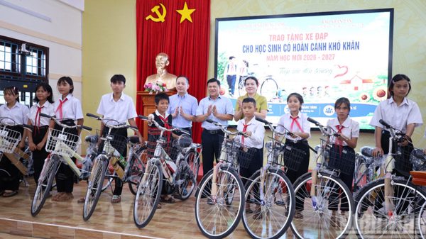 Trao quà cho học sinh vùng biên Quảng Trị trước thềm năm học mới