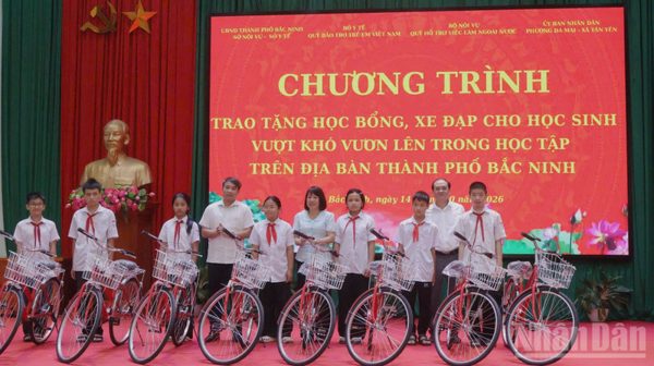 Trao quà và học bổng cho trẻ em khó khăn ở Bắc Ninh