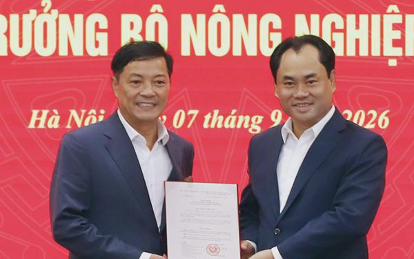 Trao quyết định bổ nhiệm Thứ trưởng Bộ Nông nghiệp và Môi trường Lê Trọng Yên