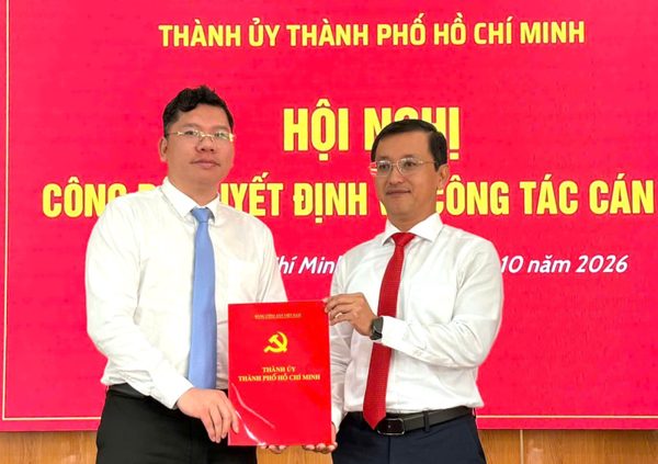 Trao quyết định của Ban Thường vụ Thành ủy TPHCM về công tác cán bộ
