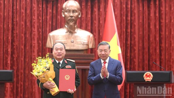 Trao quyết định thăng quân hàm Thượng tướng cho sĩ quan Quân đội nhân dân Việt Nam