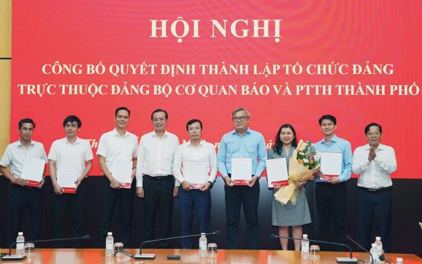 Trao quyết định thành lập và nhân sự Đảng bộ bộ phận Báo điện tử Tuổi Trẻ