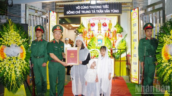 Trao quyết định truy thăng quân hàm cho Trung tá Trần Văn Tùng