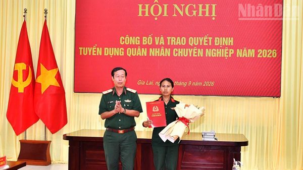 Trao quyết định tuyển dụng quân nhân chuyên nghiệp cho vợ của chiến sĩ Kpa Thiêp