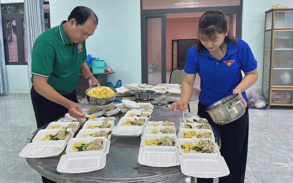 Trao suất ăn yêu thương cho bệnh nhân, hỗ trợ bà con khám sức khỏe