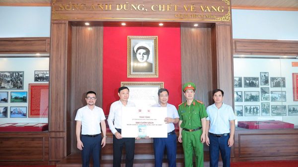 Trao tặng 500 cuốn sách về Anh hùng Lực lượng vũ trang, liệt sĩ Công an nhân dân Bùi Thị Cúc tại Hưng Yên
