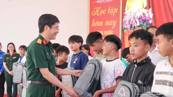 Trao tặng 980 cặp sách cho học sinh trường phổ thông nội trú tiểu học và trung học cơ sở Y Tý