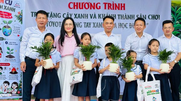 Trao tặng cây xanh và sân chơi "Xanh hóa học đường" năm 2026