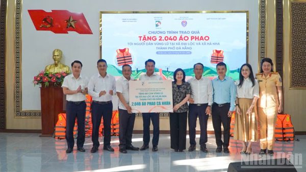 Trao tặng hơn 2.000 áo phao và quà cho người dân vùng ngập lụt tại Đà Nẵng