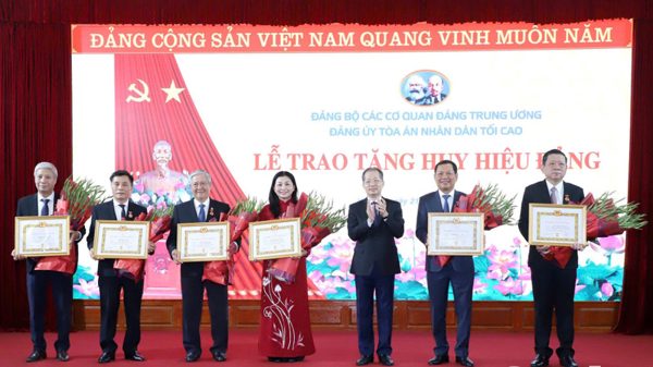 Trao tặng Huy hiệu 30 năm, 35 năm tuổi Đảng cho 6 đảng viên thuộc Đảng bộ Tòa án nhân dân tối cao