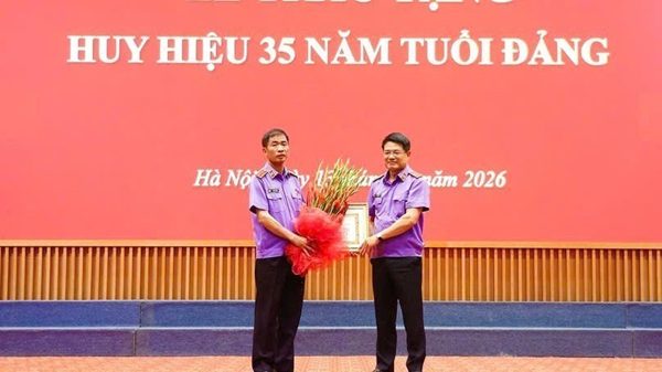 Trao tặng Huy hiệu 35 năm tuổi Đảng cho Phó Viện trưởng Viện Kiểm sát nhân dân tối cao