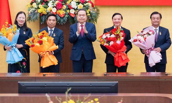 Trao tặng Huy hiệu 35 năm tuổi Đảng tặng các lãnh đạo, nguyên lãnh đạo Quốc hội