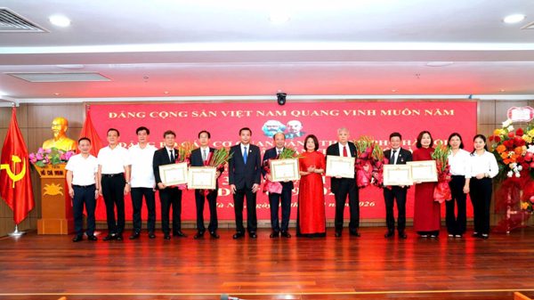 Trao tặng Huy hiệu 35 năm và 30 năm tuổi Đảng cho 6 đảng viên