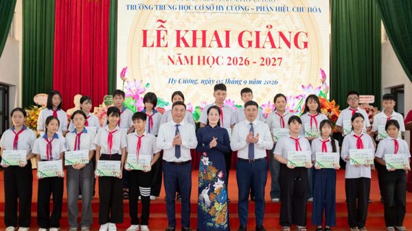 Trao Thư viện Xanh và 100 học bổng “Cùng em tiến bước” cho học sinh khó khăn ở Phú Thọ