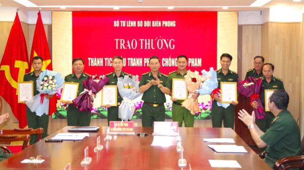 Trao thưởng các tập thể xuất sắc trong đấu tranh phòng, chống tội phạm