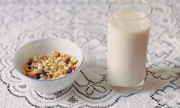 Trẻ dậy thì nổi nhiều mụn có nên ngừng uống sữa?