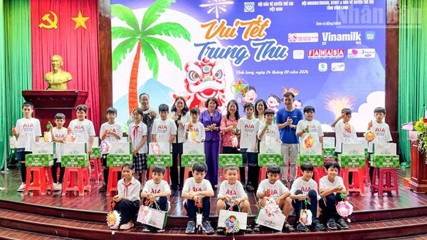 Trẻ em Vĩnh Long rộn ràng vui Tết Trung thu
