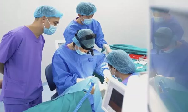 Trẻ hay làm mắt lệch khi đùa nghịch có ảnh hưởng thị lực?