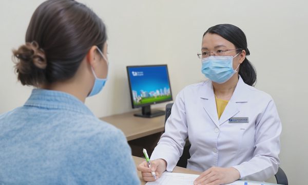 Trẻ hay tái phát viêm amidan vào mùa mưa có đáng lo?