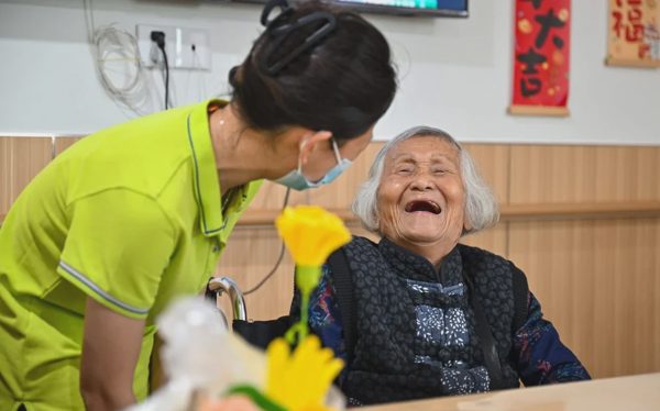Trẻ ngày càng ít, Trung Quốc cải tạo trường học thành viện dưỡng lão