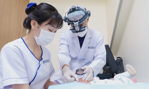 Trẻ sinh non nên khám mắt khi nào?