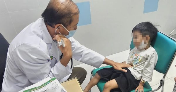 Trẻ sốt cao, ho nhiều: Bác sĩ lưu ý cách phòng cúm mùa