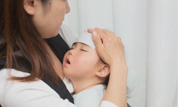 Trẻ sốt khi đi du lịch, cha mẹ nên làm gì?