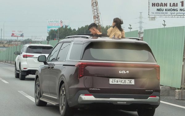 Trẻ thò đầu qua cửa sổ trời khi xe chạy trên cao tốc TP.HCM - Long Thành, nữ tài xế bị phạt 5,9 triệu đồng