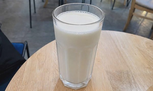 Trẻ uống sữa thay bữa sáng có đủ chất?