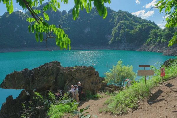 Trekking hồ Mắt Ngọc - viên ngọc xanh của Hòa Bình