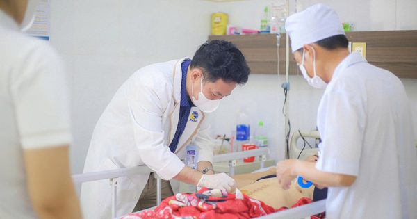 Trèo cây hái quả, người phụ nữ té ngã chấn thương gan, sốc mất máu