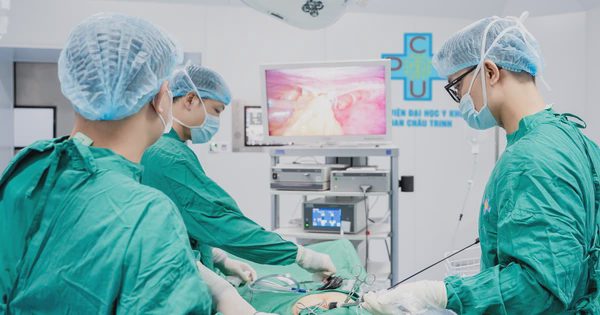 Trì nặng bụng dưới, người phụ nữ phát hiện khối u buồng trứng 13 cm