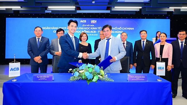 Triển khai học bổng 3 tỷ đồng cho sinh viên Đại học Kinh tế Thành phố Hồ Chí Minh