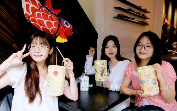 Triển lãm Trung thu xưa, bạn trẻ nay tự làm lồng đèn tặng người thân
